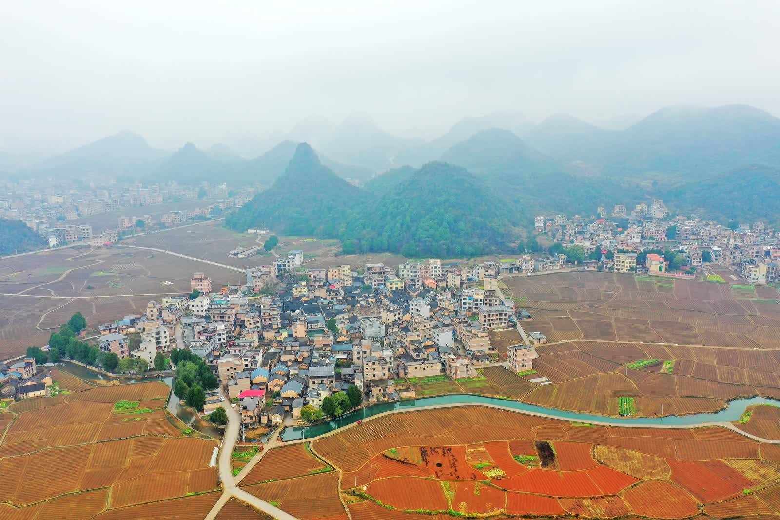 新田县石羊镇:云雾缭绕绘出美丽春耕图