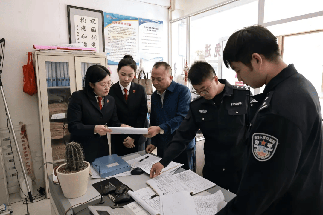检察官向小区物业负责人核实情况，并查阅相关台账。而在2019年的盗窃案中