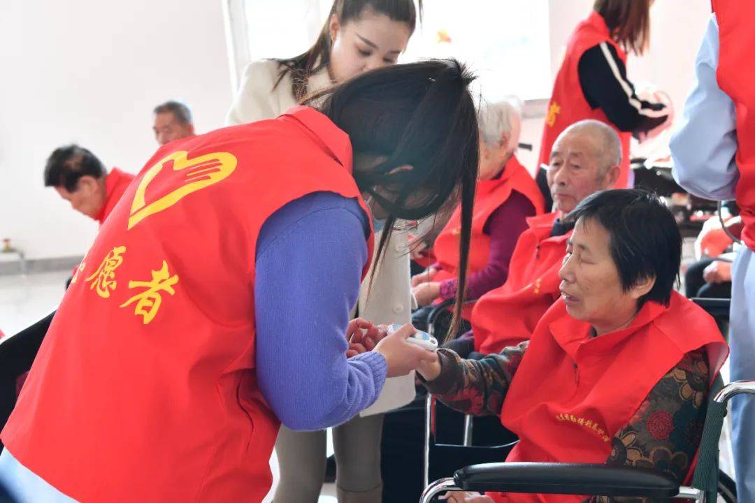 勤得利农场有限公司开展"情暖夕阳,爱心相伴"养护院女职工志愿者服务