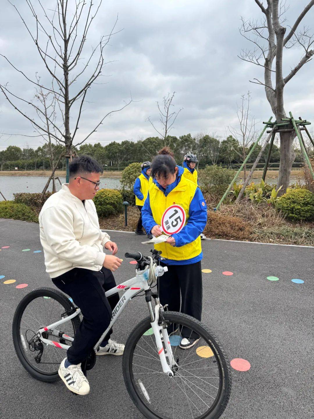 ob体育官网青春骑迹｜10K·梦享公园雷锋日志愿行：文明车轮转动城市新风尚(图3)