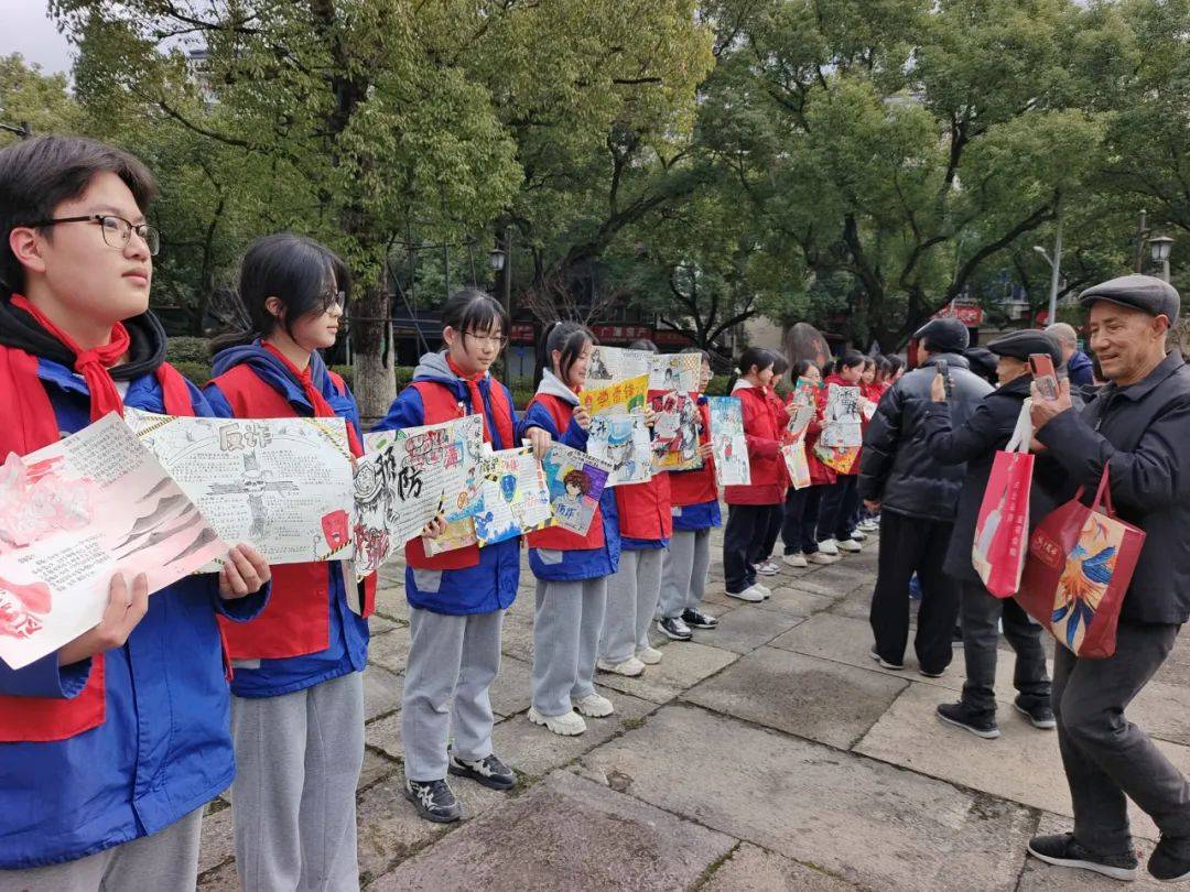 学习雷锋星空体育APP好榜样传递青春正能量桐庐学子在行动(图3)