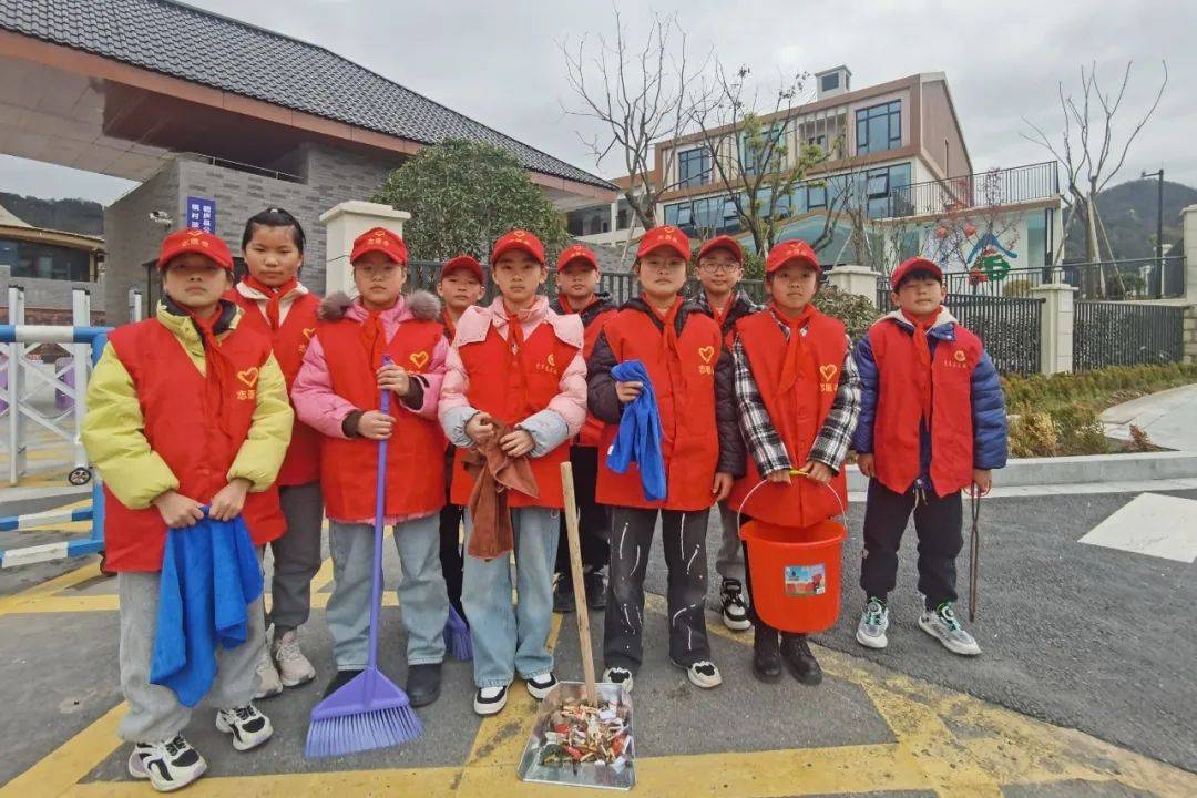 学习雷锋星空体育APP好榜样传递青春正能量桐庐学子在行动(图13)