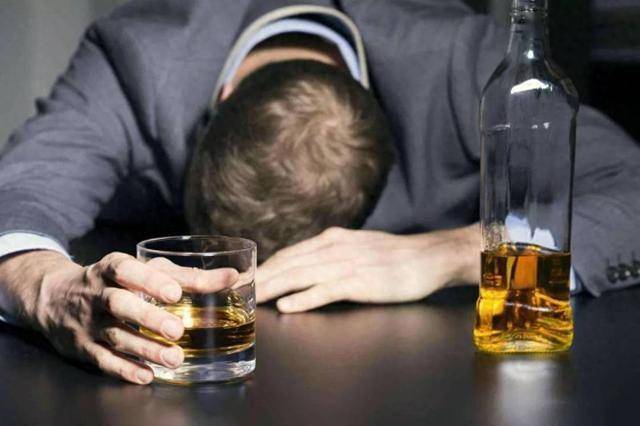 医生调查发现:男性若长期不饮酒,用不了多久,身体或有4大变化_睡眠_酒精_体重
