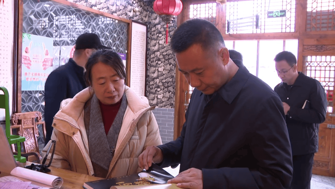 隆德县领导调研企业发展和特色街区建设情况
