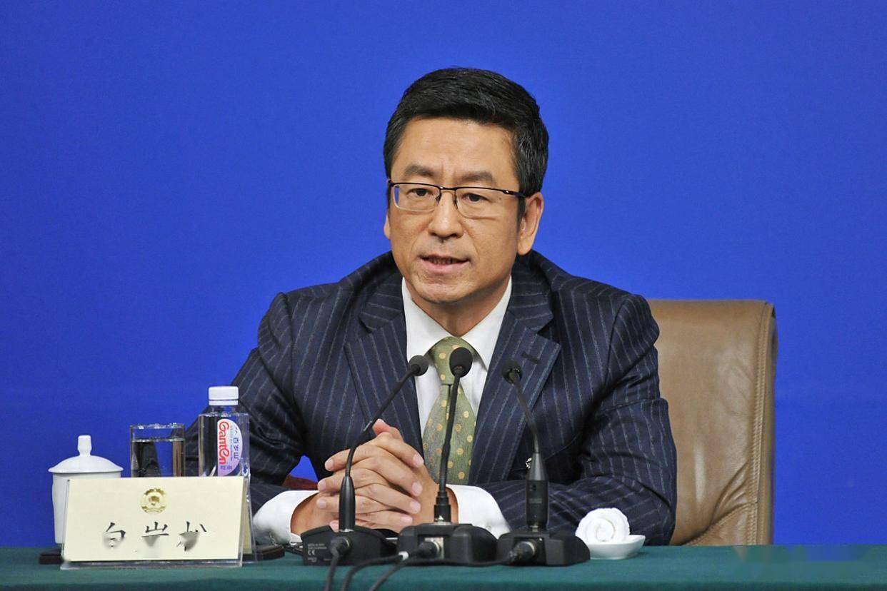 由白岩松主持的一档新闻节目叫什么(由白岩松主持的一档新闻节目叫什么名字)