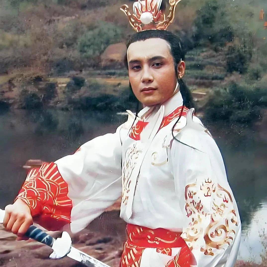 殷新与王伯昭离婚33年，她再婚嫁洋丈夫，他多次想投西湖自杀_刘依依_事业_婚姻