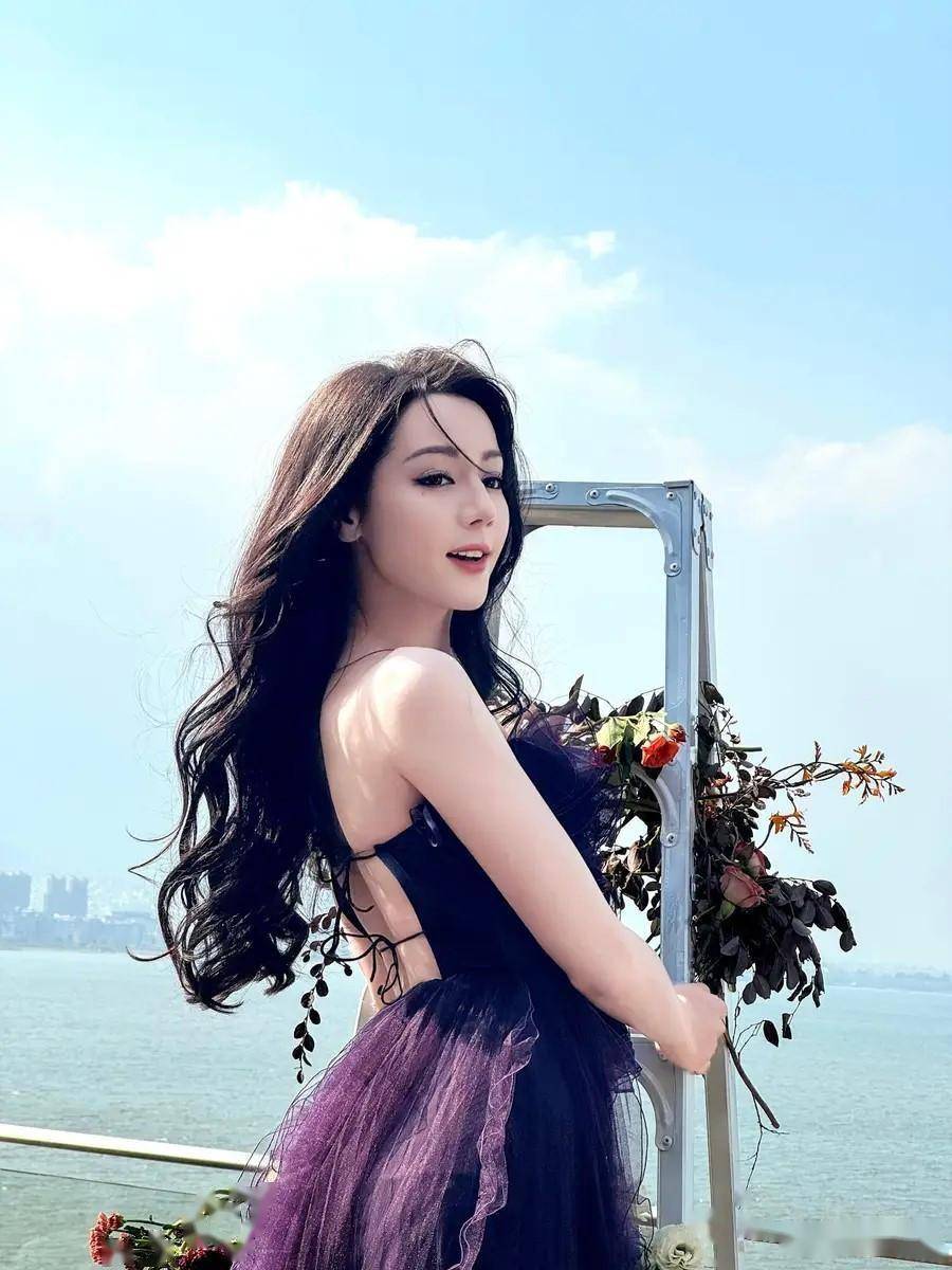 迪丽热巴穿深紫色露背纱裙,大波浪卷发尽显妩媚风情