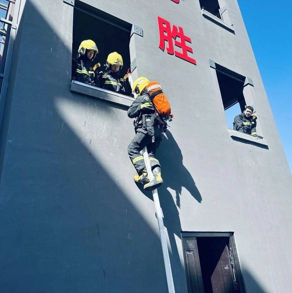 情景模拟+技能进阶 西城消防开展沿水带撤离专项训练 强化火场紧急避险能力_救援_应急_装备