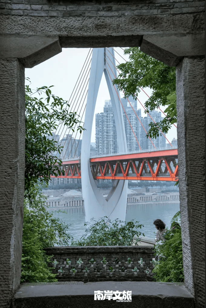 透过门框拍摄城景,老街韵味和都市现代感一网打尽,东水门大桥"开往