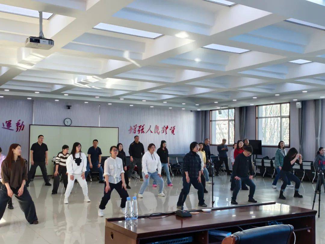 贝搏体育平台倡导科学健身理念 干部职工齐练八段锦 自治区体育局面向全区举办健身科普讲座(图1)