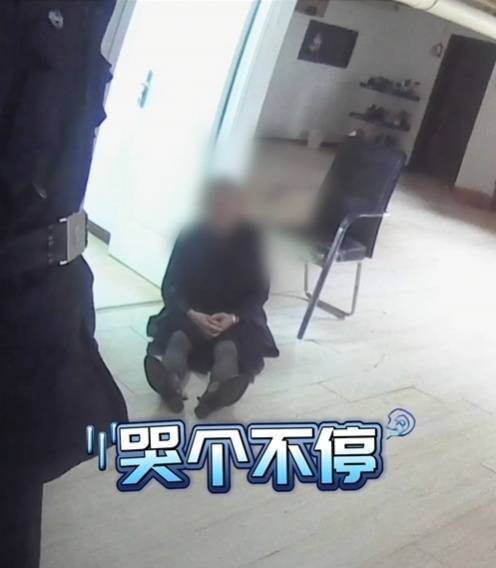 大妈在超市发现"省钱"途径,被抓后坐地撒泼耍赖.