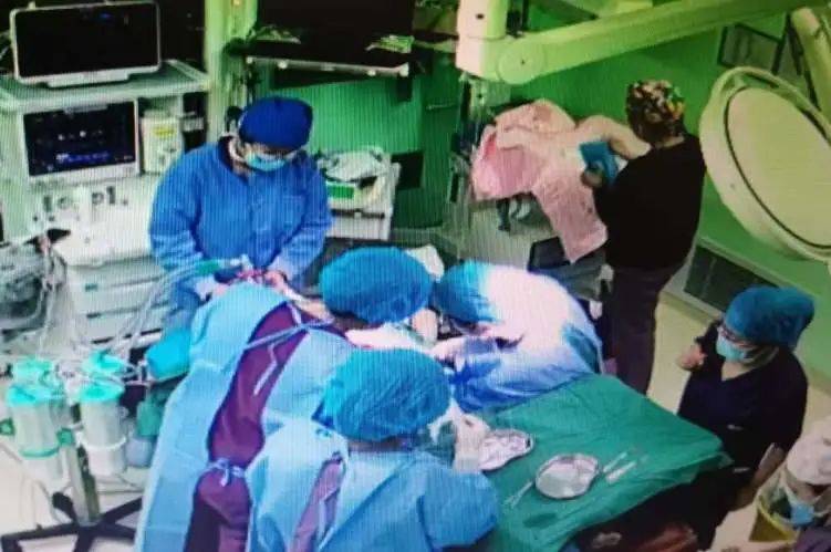 生死时速！高危产妇分娩遇险，医院极速救援护母婴平安
