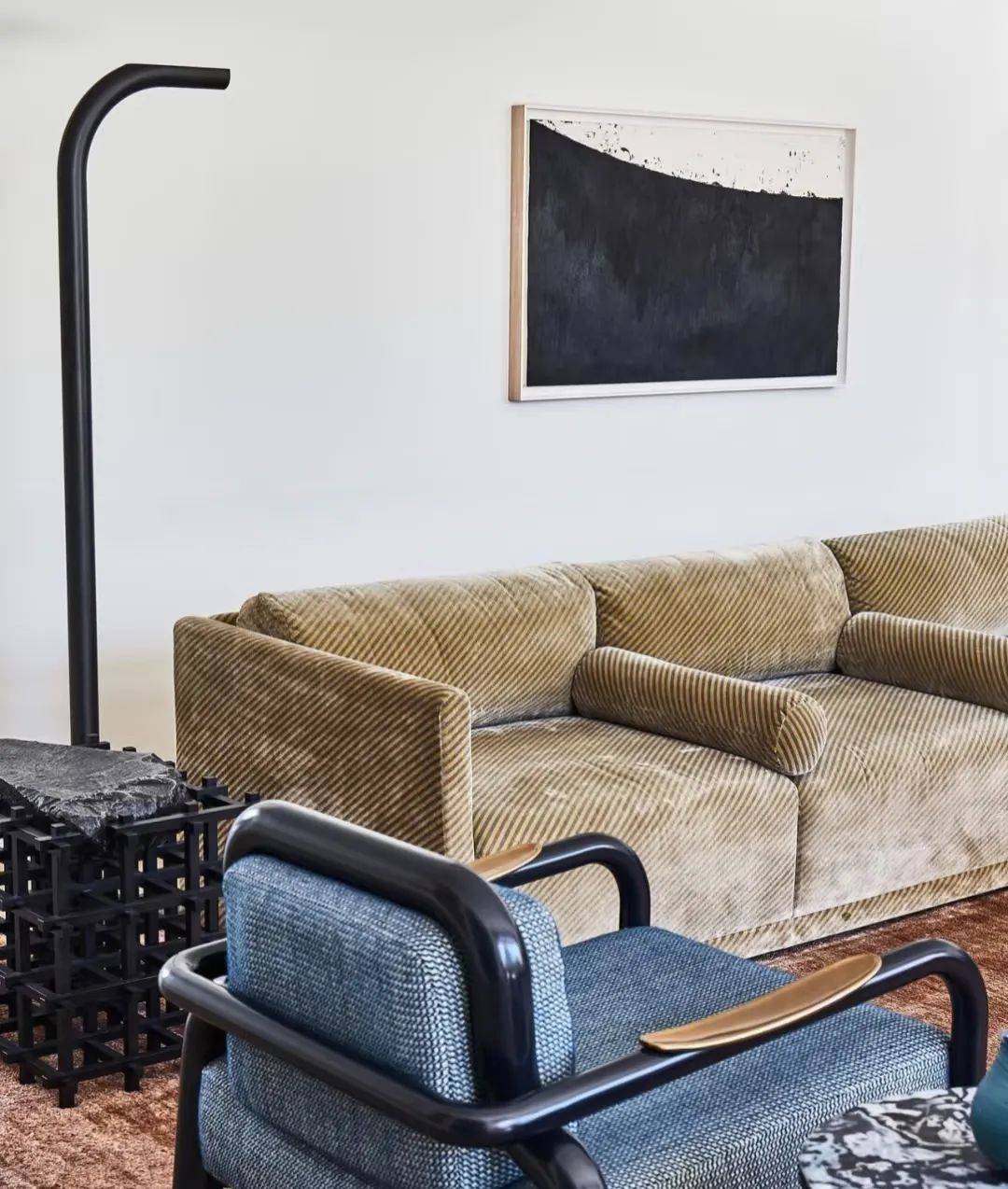 的作品,大胆采用了鲜艳的复古橙色做大面积的地毯,芥末黄色的主沙发