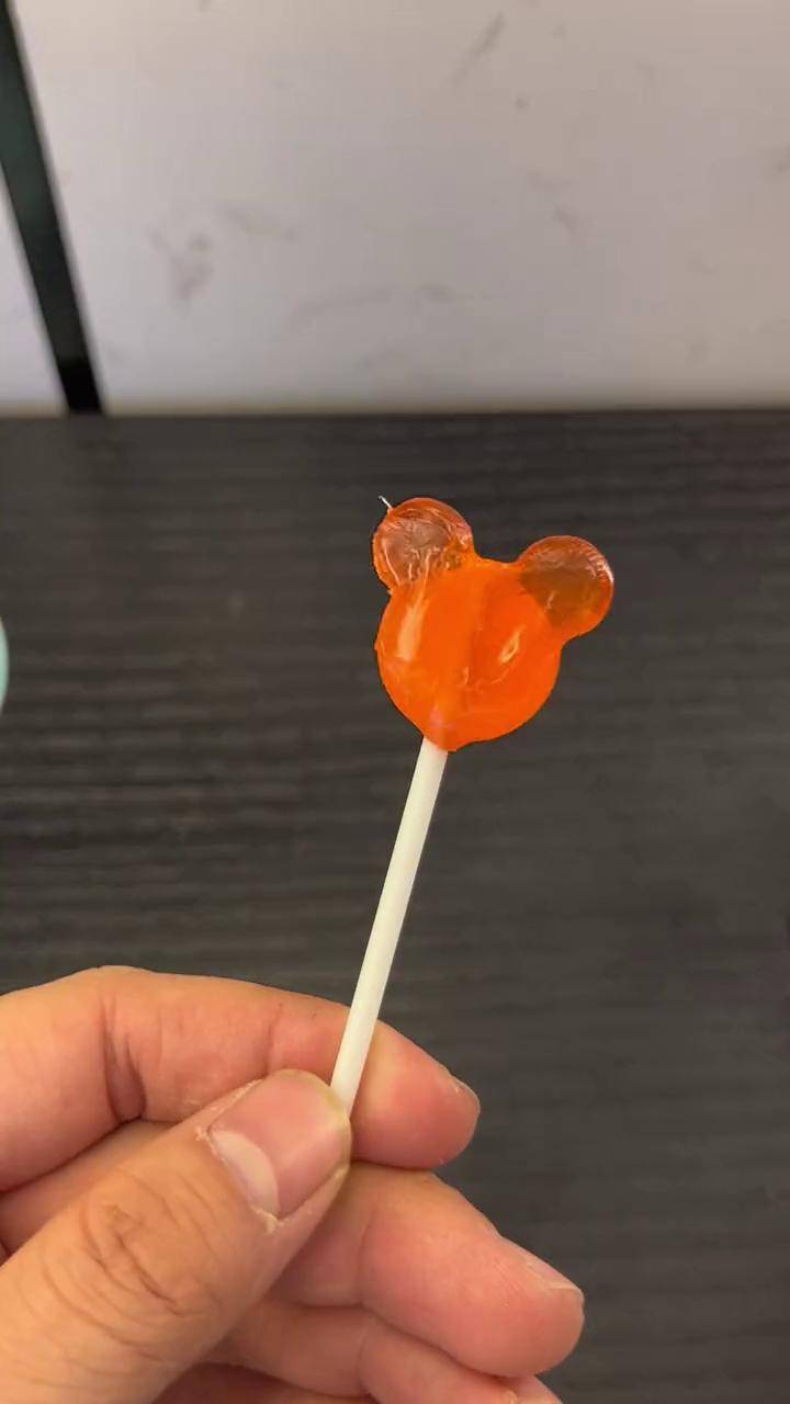 双色棒棒糖听说大家都吃过这个糖好东西一起分享给大家试试这个棒棒糖