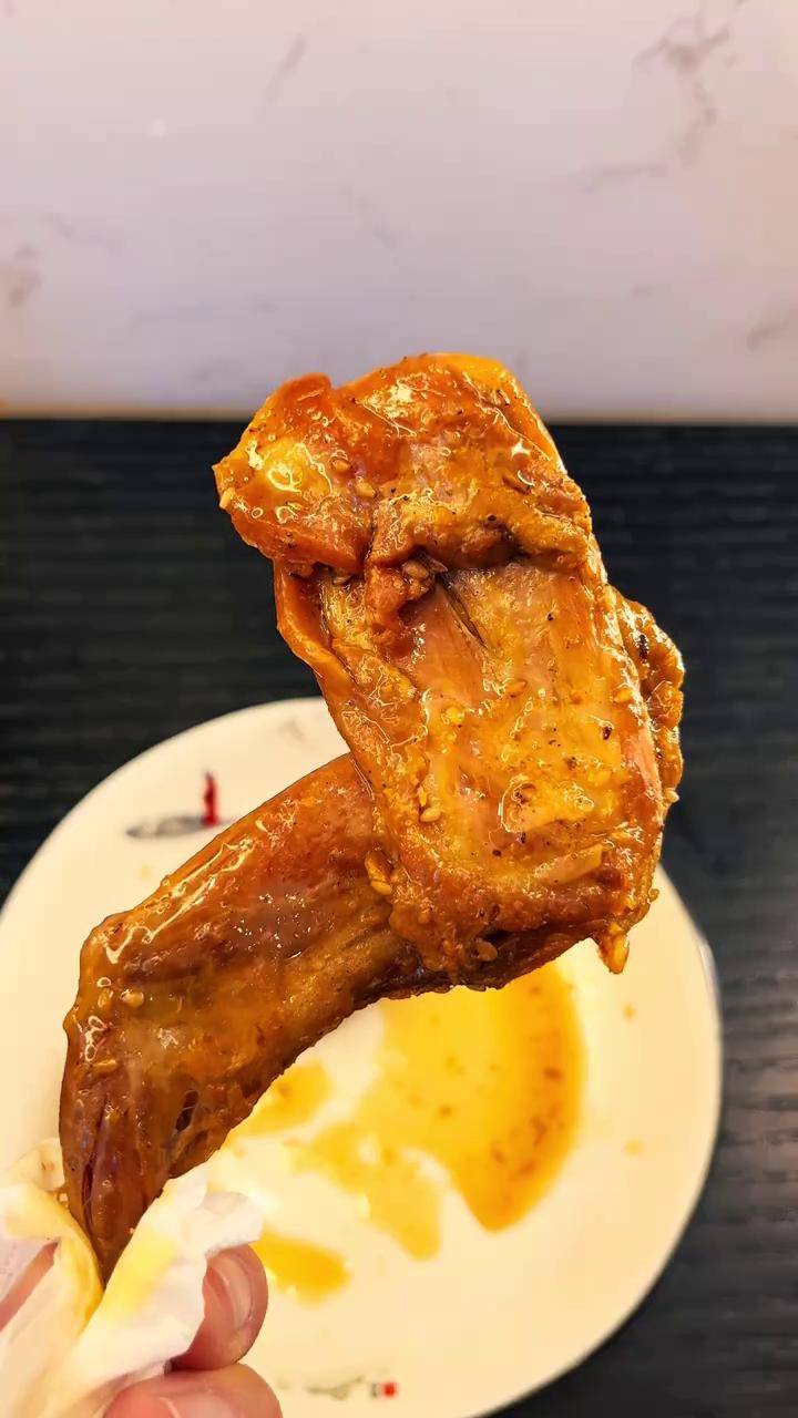 超好吃的五香兔腿好吃到停不下来烤兔腿来过来尝尝这个大口吃肉