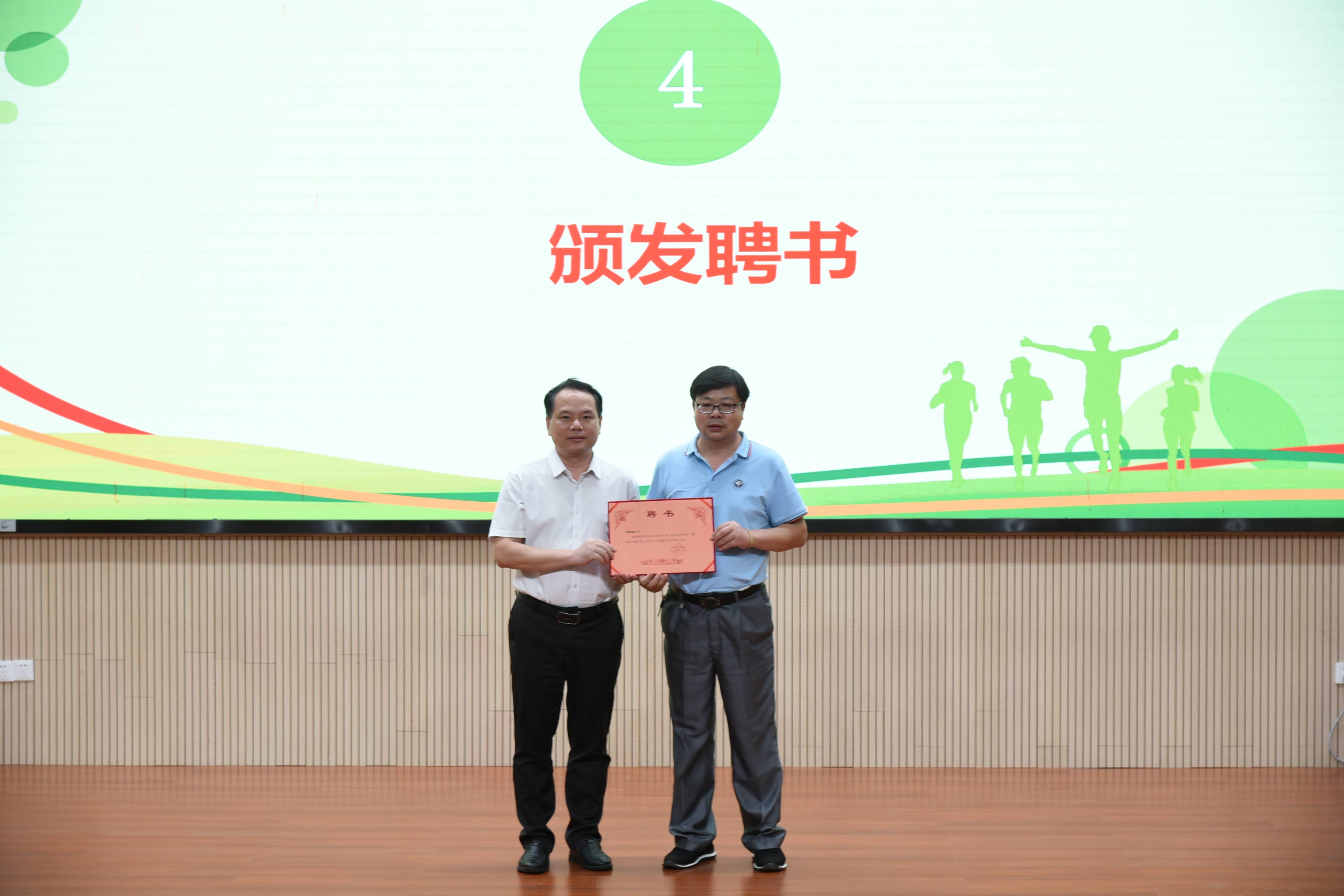 东莞特色人才及学科带头人宋桂林,学校副校长孙国华及学校德育处行政