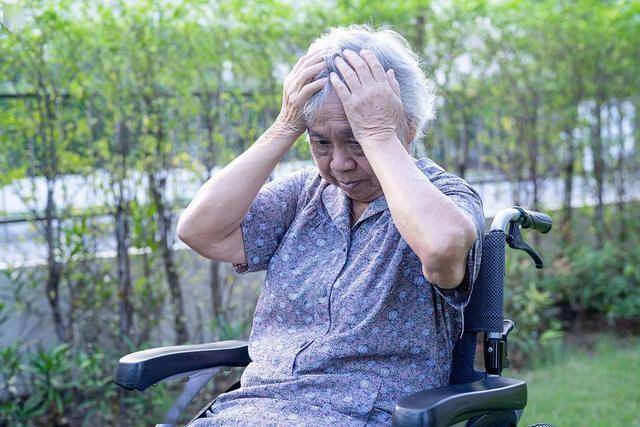 老年人泡脚需谨慎，这些禁忌要牢记！，养生新认知：老年人泡脚竟有这么多风险！