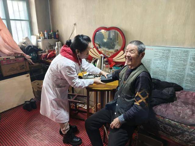 60岁以上人群，清晨正确开启方式，守护血压！，警惕！60岁后清晨这些习惯成血压“杀手”