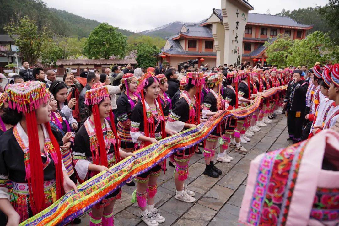 "山韵情缘"壮瑶婚俗仪式展演活动在上思县布透温泉景区盛大举行