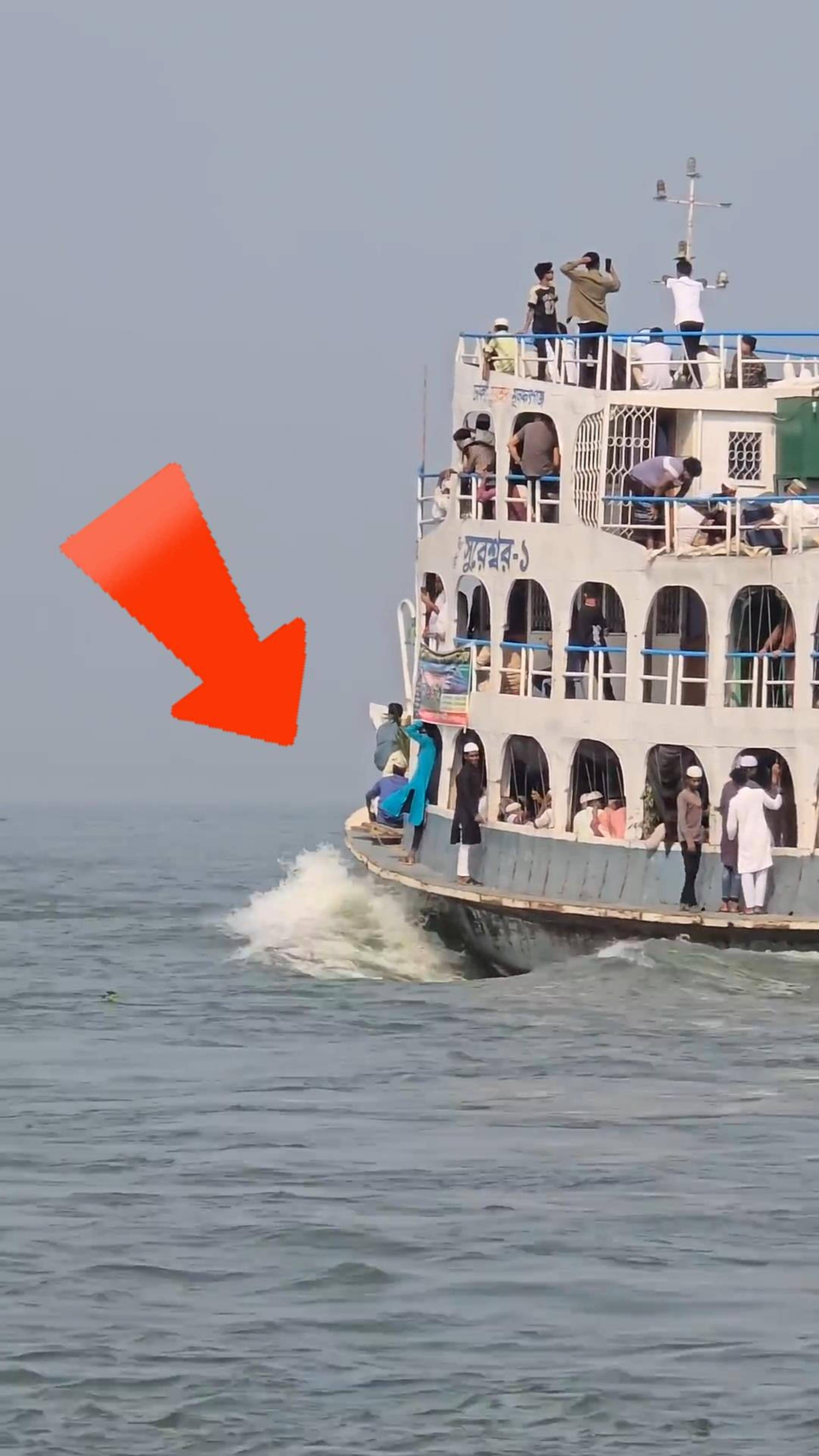 孟加拉轮渡太危险了,乘客都站在船舷上,真怕浪大把人拍下去