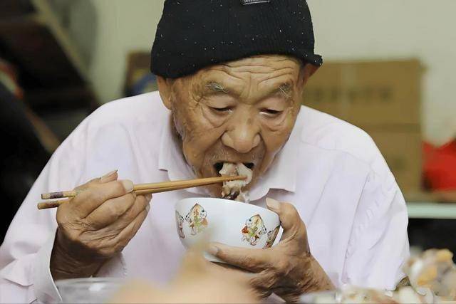 小心！身边的老年痴呆隐形“推手”，远离这些物品，给大脑上把“安全锁”
