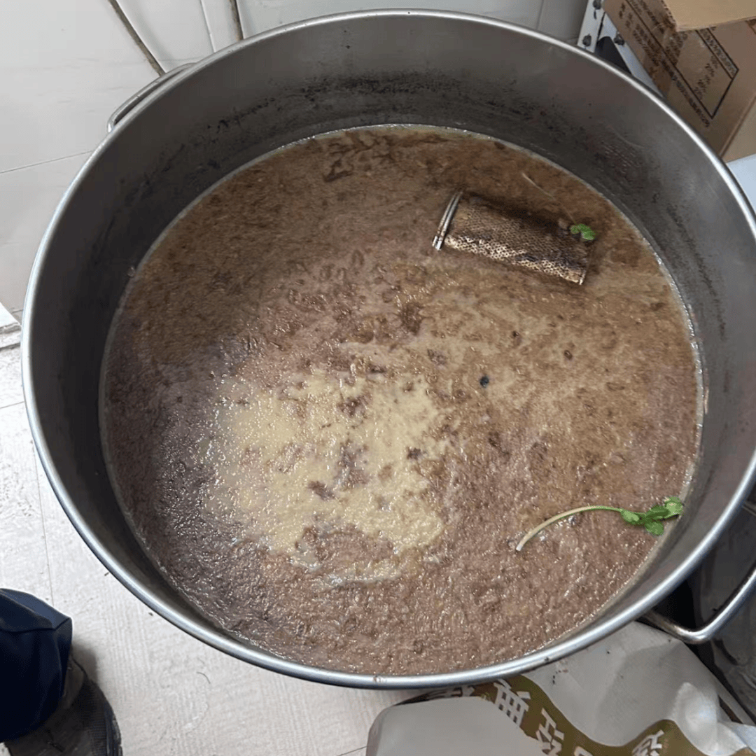 地址:定海区新桥路337号店名:皖北特色羊杂汤·砂锅米线皖北特色菜