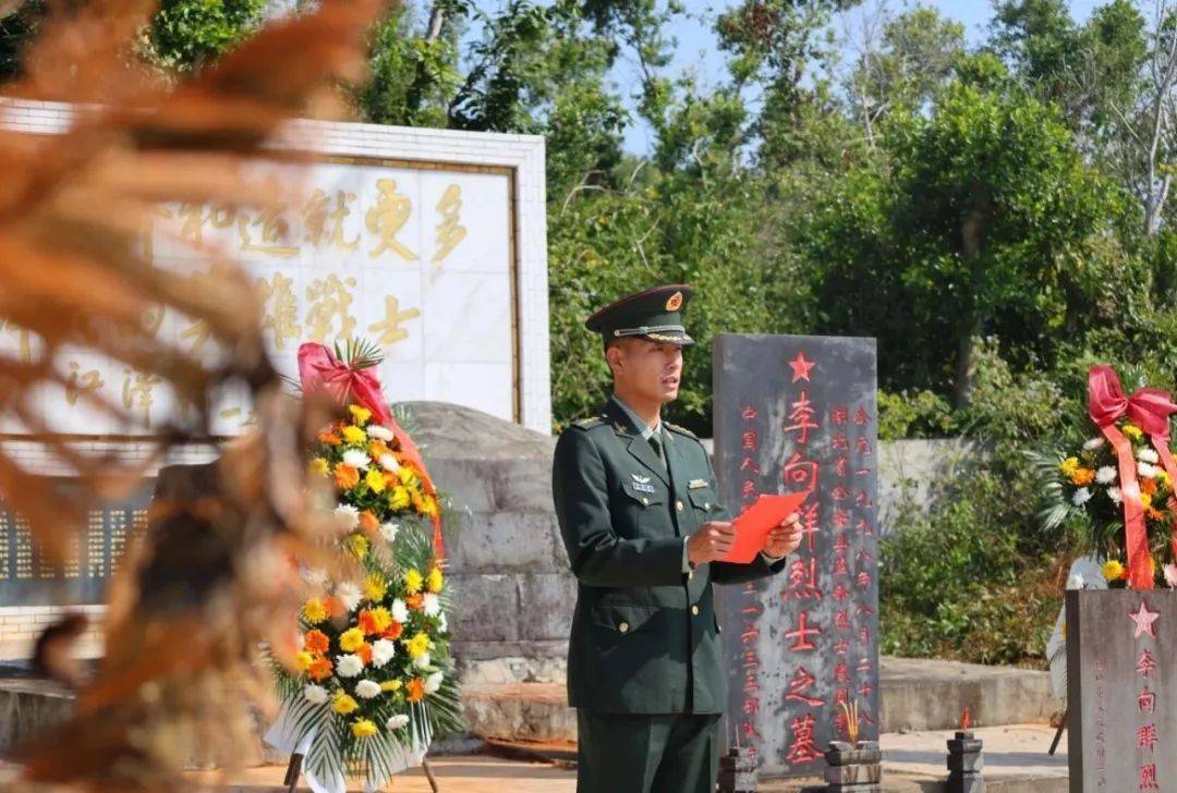 祭扫活动矢志强军打赢""传承英烈精神"李向群"烈士陵园开展组织官兵赴