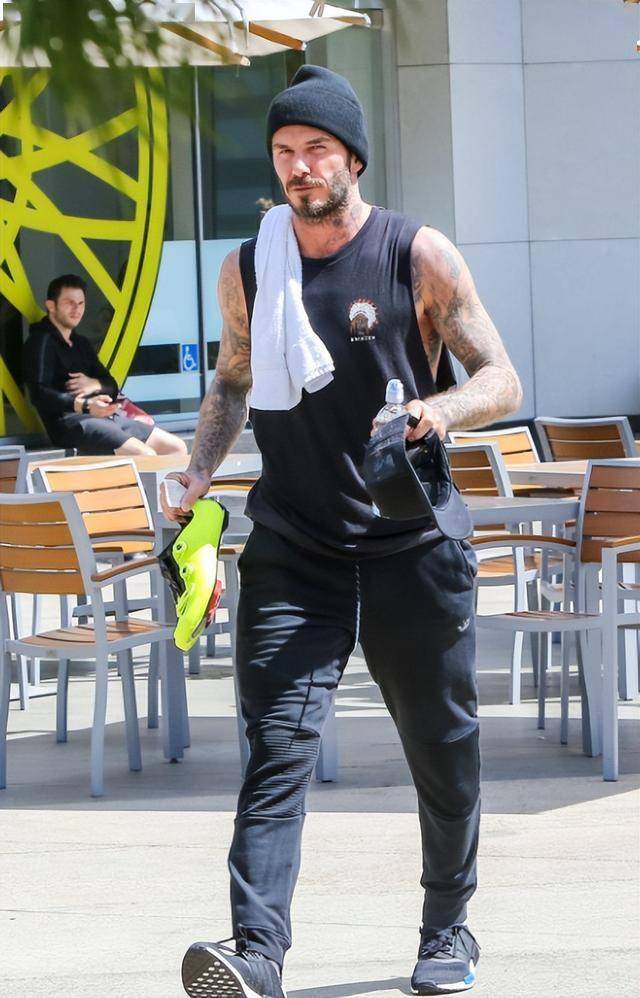 贝克汉姆庆50岁生日,贝嫂穿长裙好漂亮,小七遗传父亲的高颜值