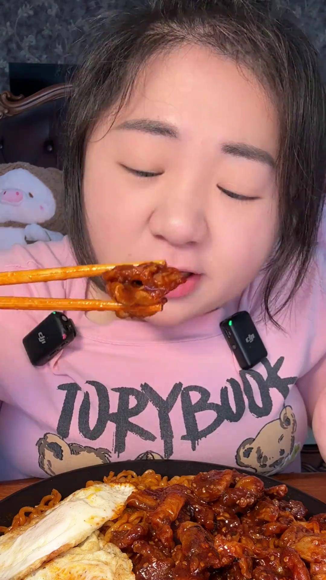 抖音美食推荐官老赵和小肉包我爱火鸡面嗷嗷嗷