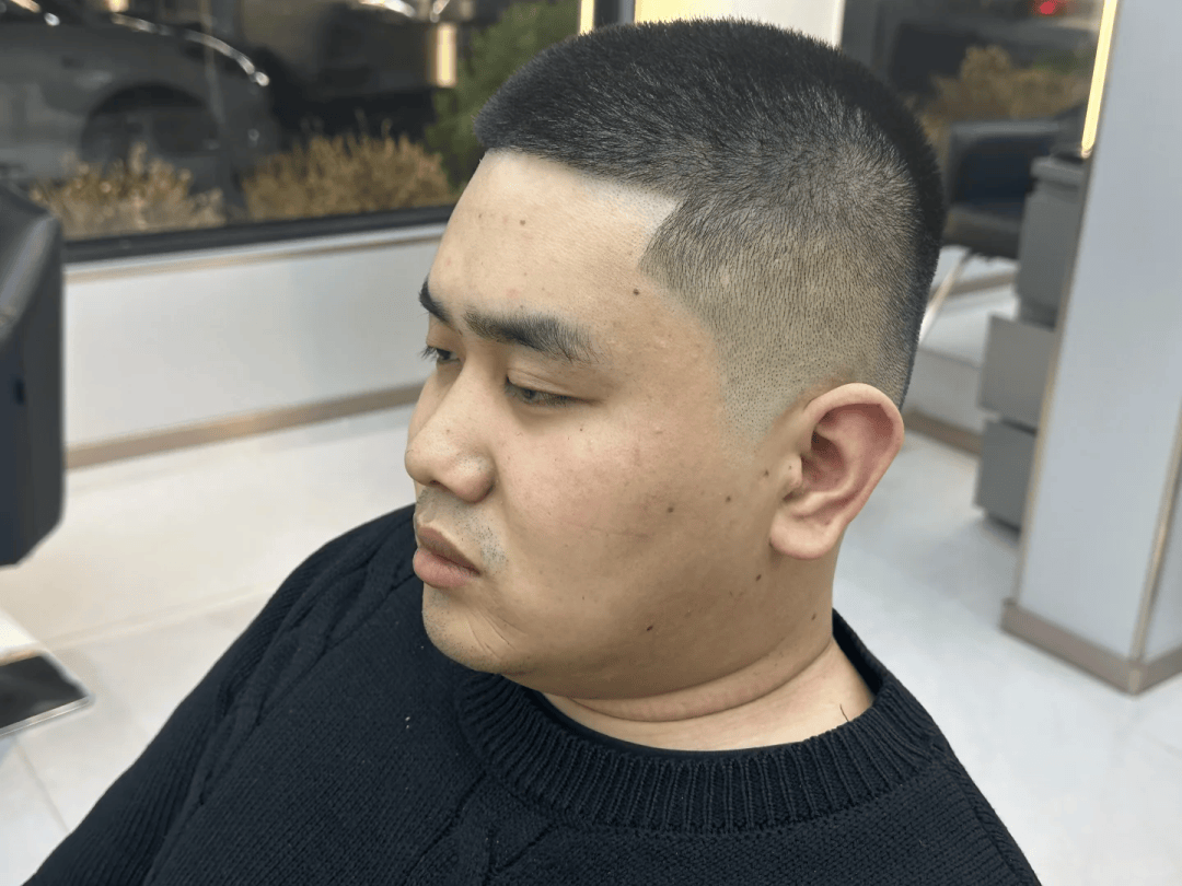 避坑指南:瘦小头型发型特点:干净利索适合脸型:微胖脸型,方圆脸时髦