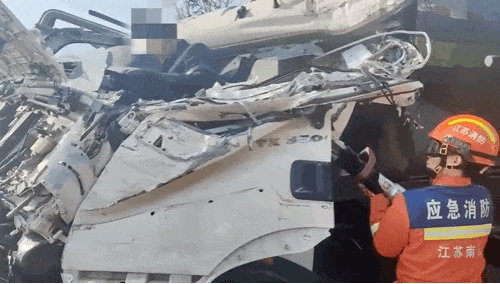 南通发生一起车祸,车头几乎被压扁!
