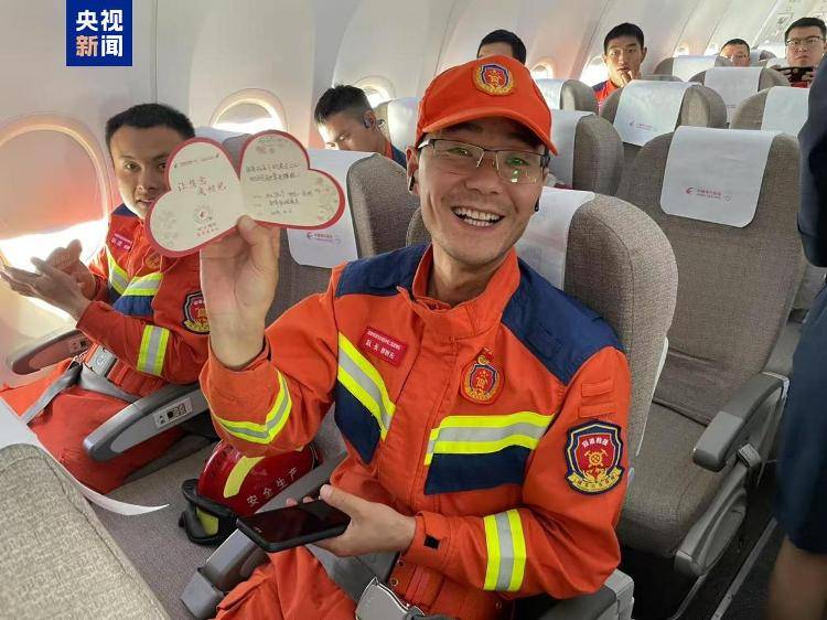 致敬救援英雄！中国赴缅救援队54人搭乘包机回家