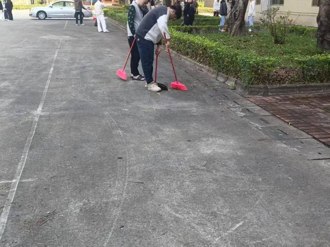 信息工程学院清扫校园公共卫生