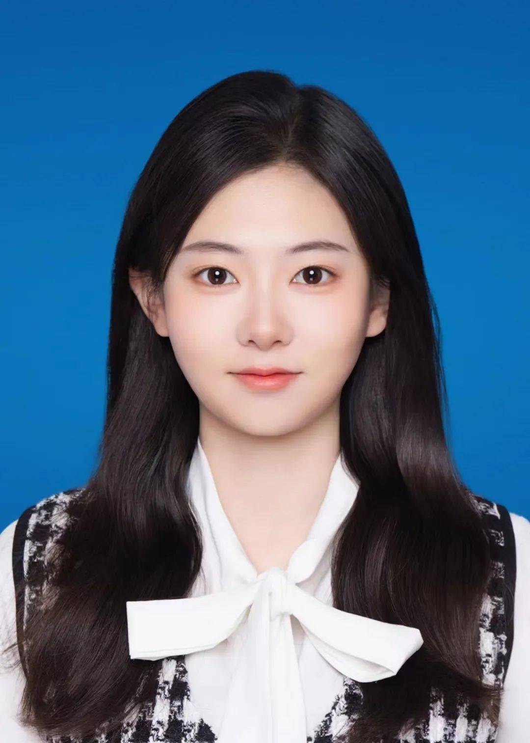 曾获国家励志奖学金社会工作奖学金等;获校优秀共青团员荣誉称号