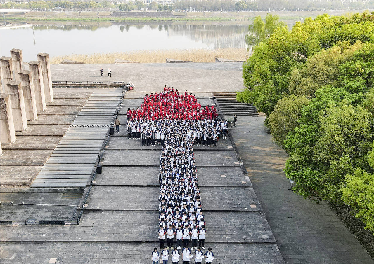 2025年3月26日,浙江省金华市,艾青中学高一年级600多名学生在金华市