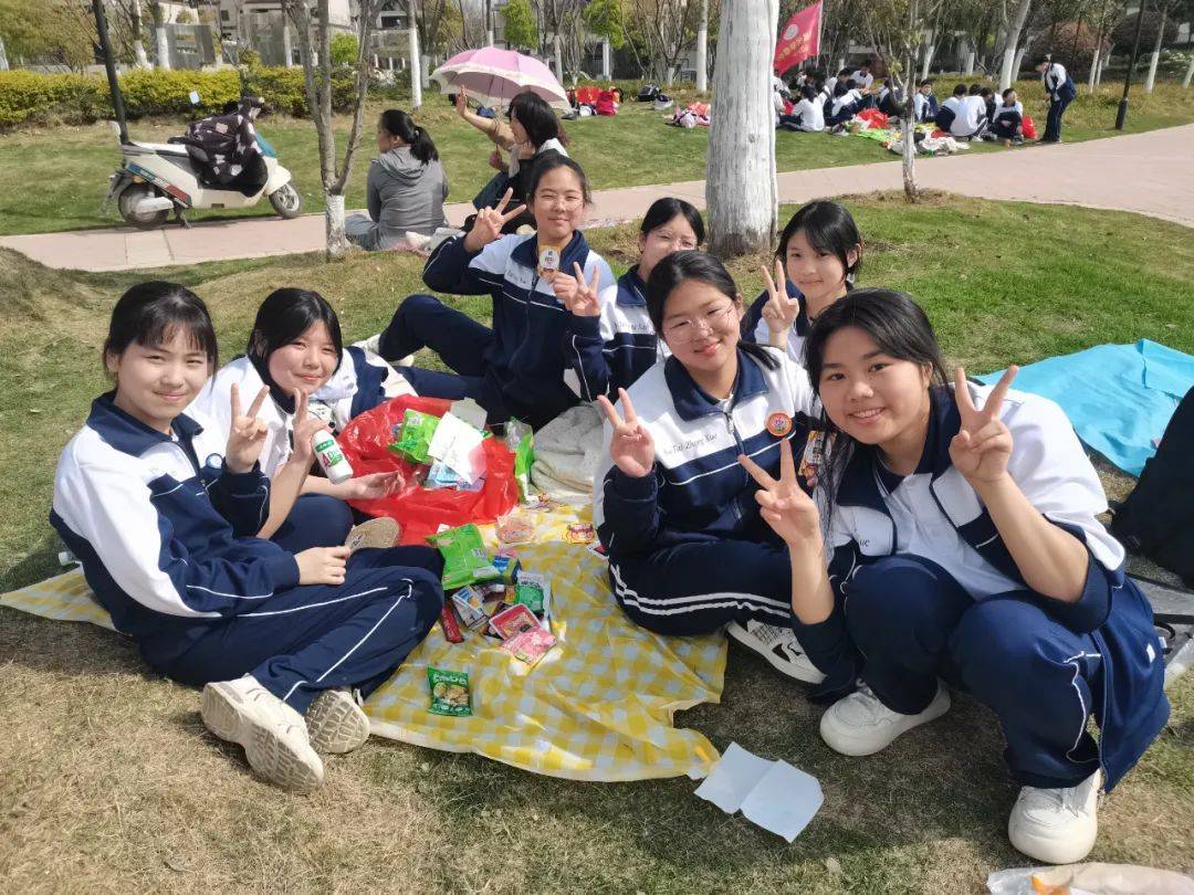 春铺锦绣迎远足 青春作伴逐梦行