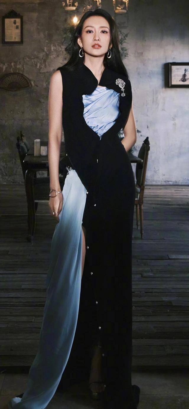 王鸥好有韵味,身穿开叉裙,美腿高跟太勾人