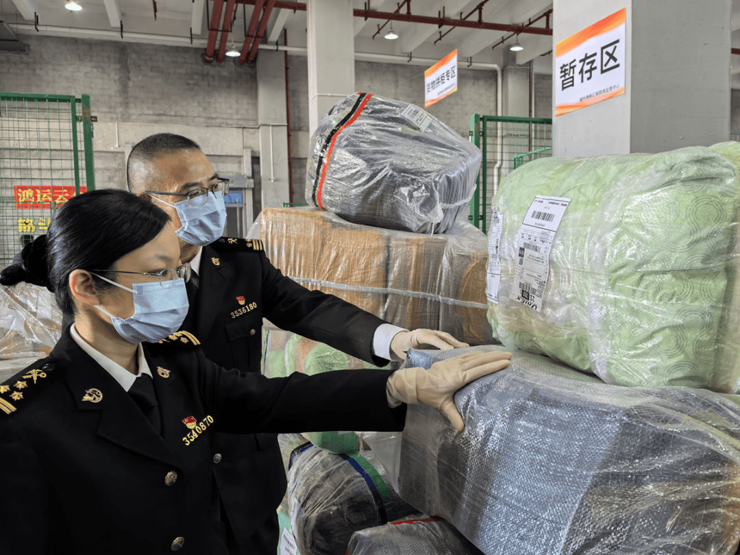 福州海关所属马尾海关工作人员对即将出口电商包裹进行现场查验在福州