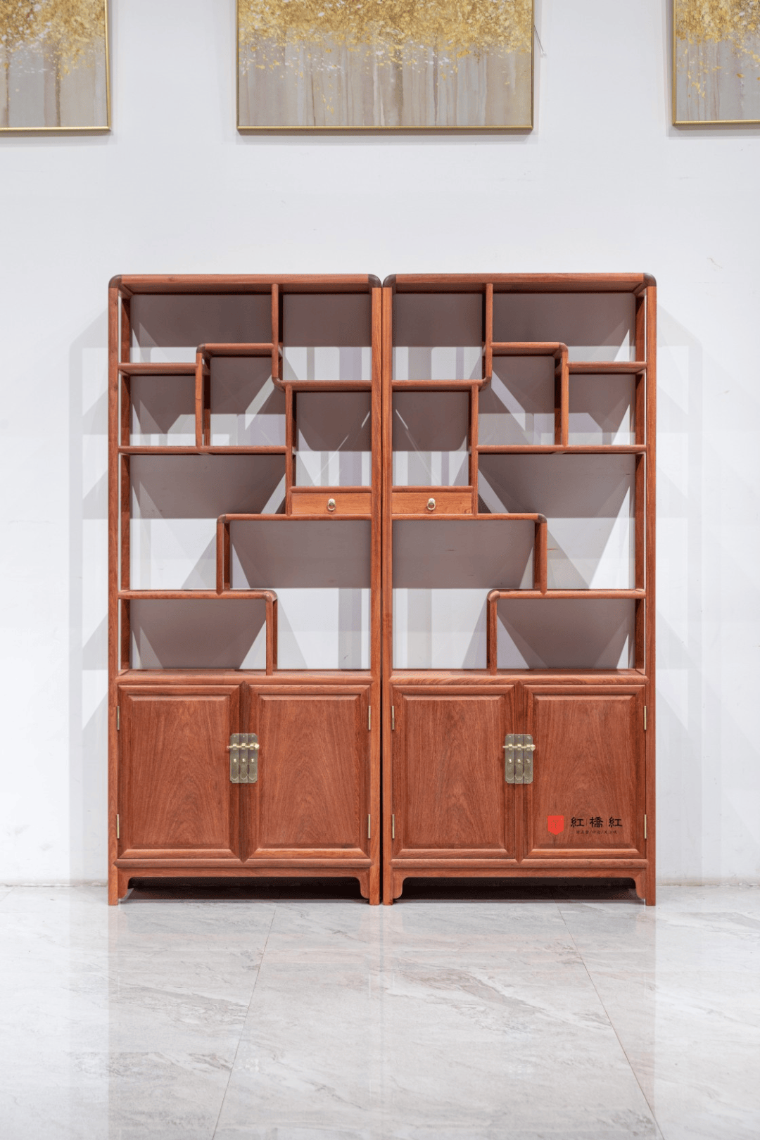 开放式博古架线条简洁流畅,各个格子错落有致,毫无保留地展示着陈列