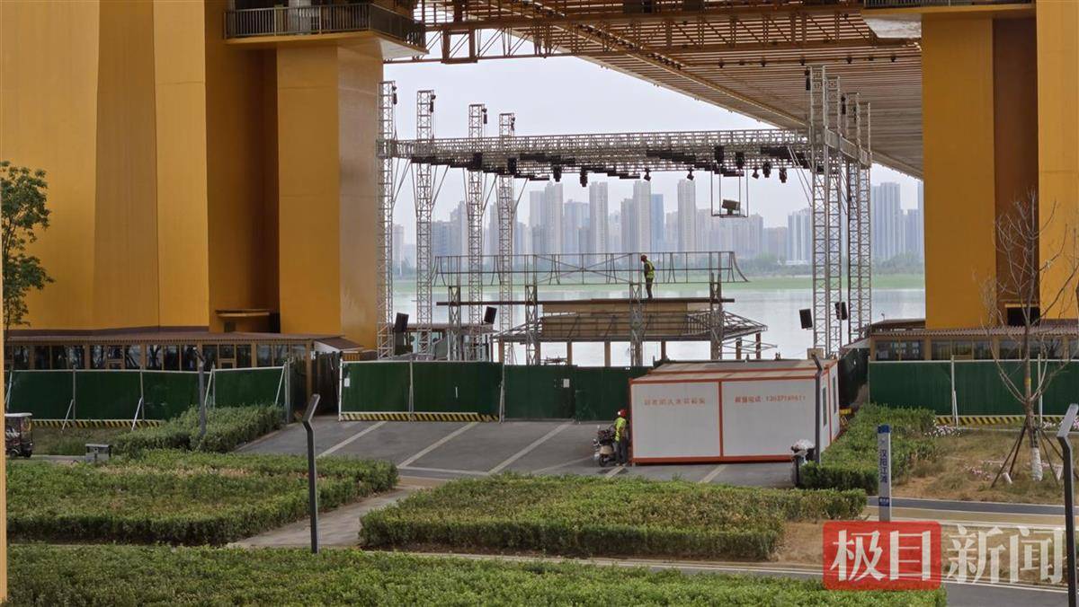 杨泗港长江大桥下拍照打卡地正封闭施工,有关单位:4月底完成改造后不影响正常游玩_项目_桥墩_市民