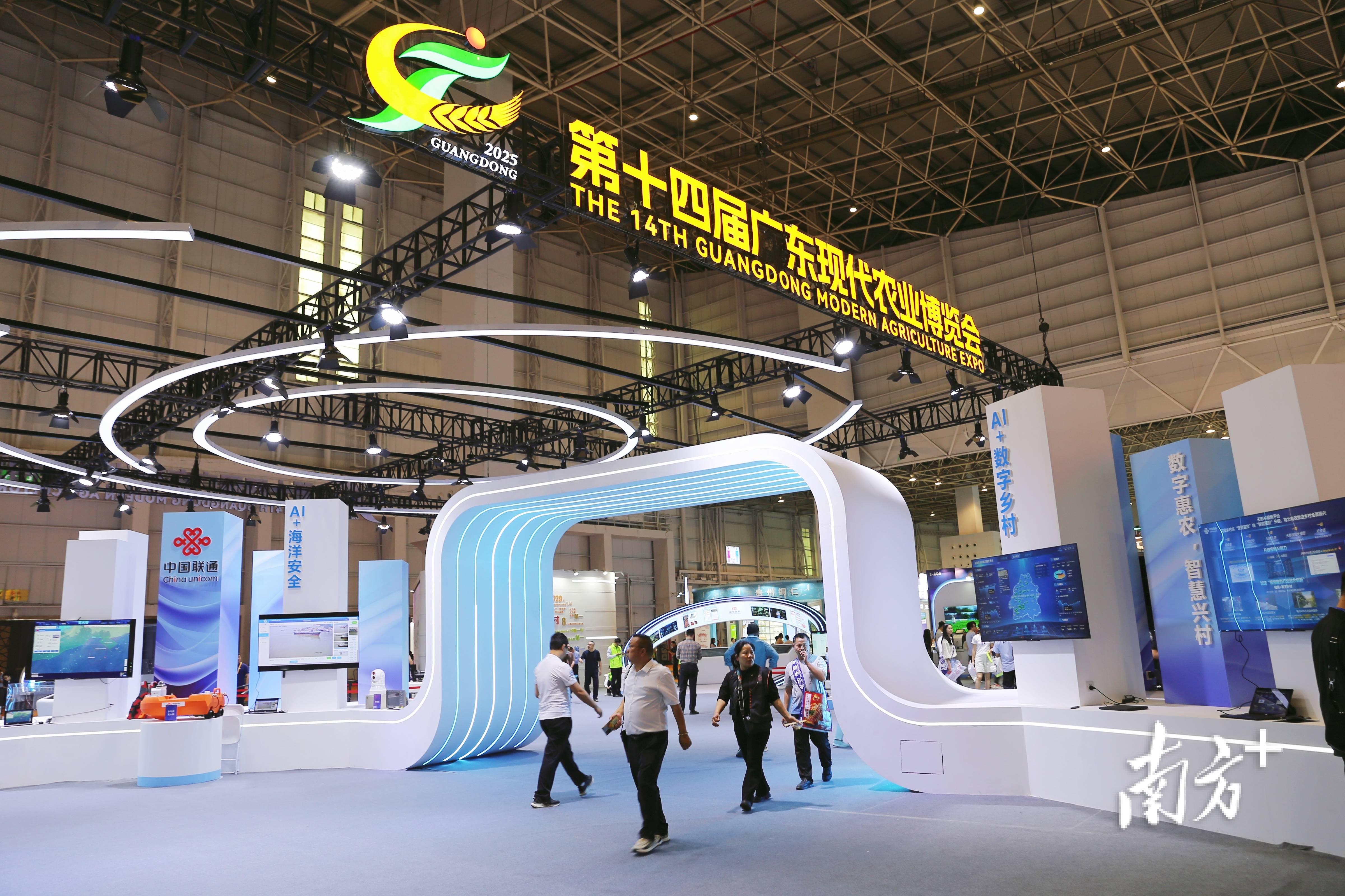 展会现场,参展商们"各出奇招",亮点频现,参观者络绎不绝