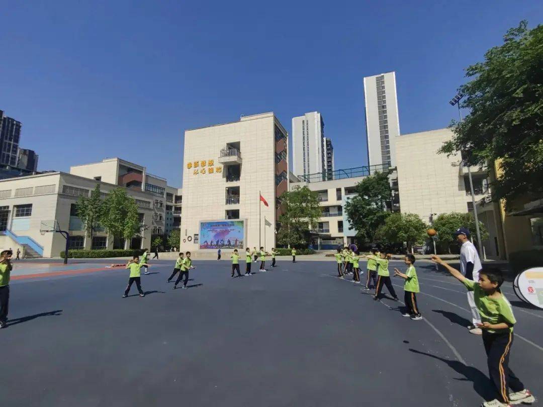 "爱成都 迎世运 动起来"软式棒垒球走进金沙小学