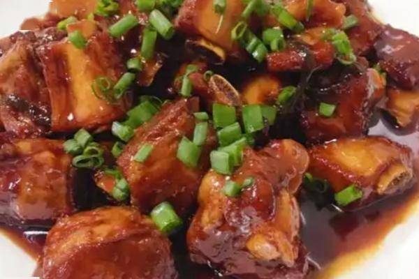 炖猪肉肋骨是一种经典的自制菜，柔软可口的关