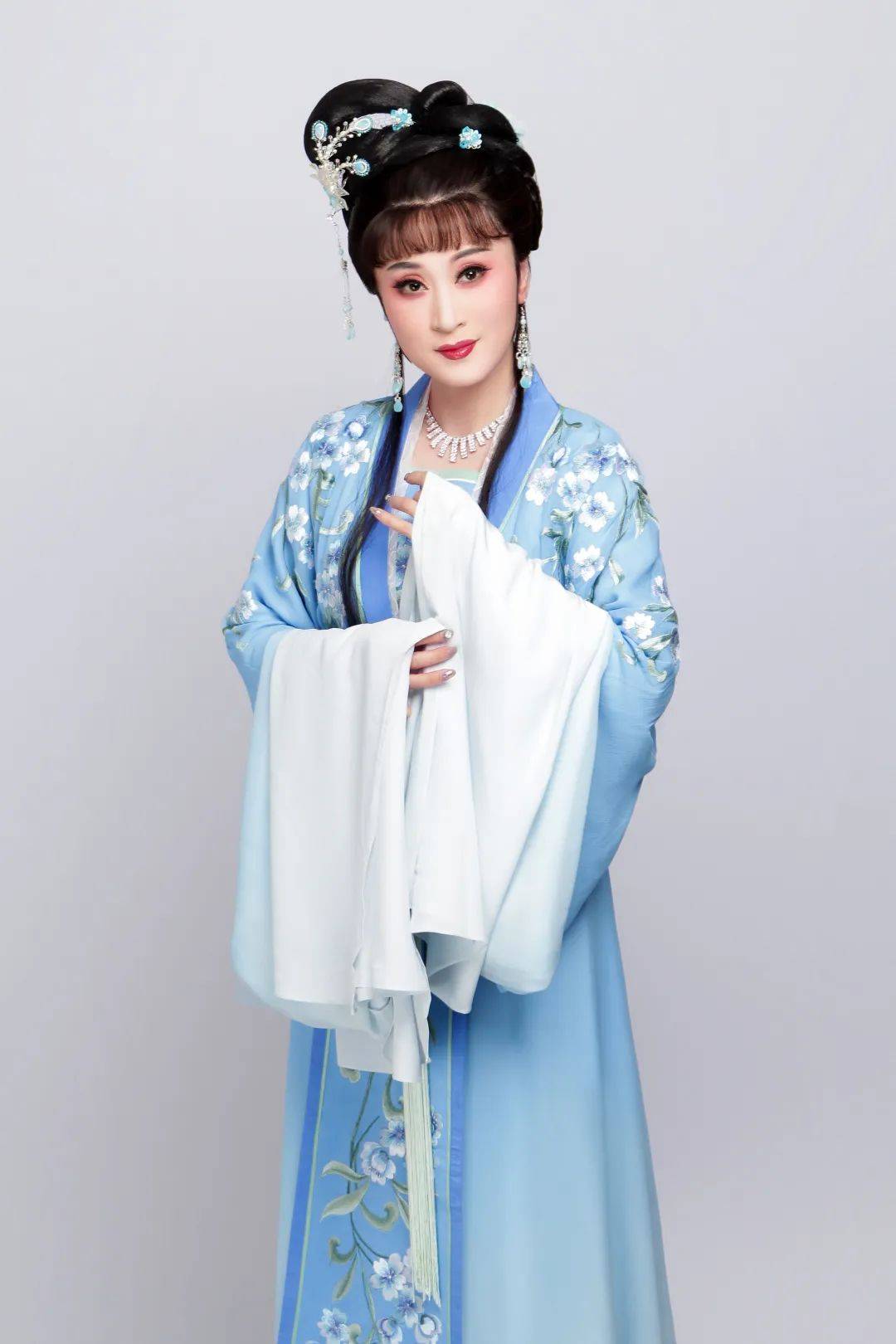 江苏省演艺集团锡剧团青年演员,2020年毕业于江苏省戏剧学校,师承锡剧