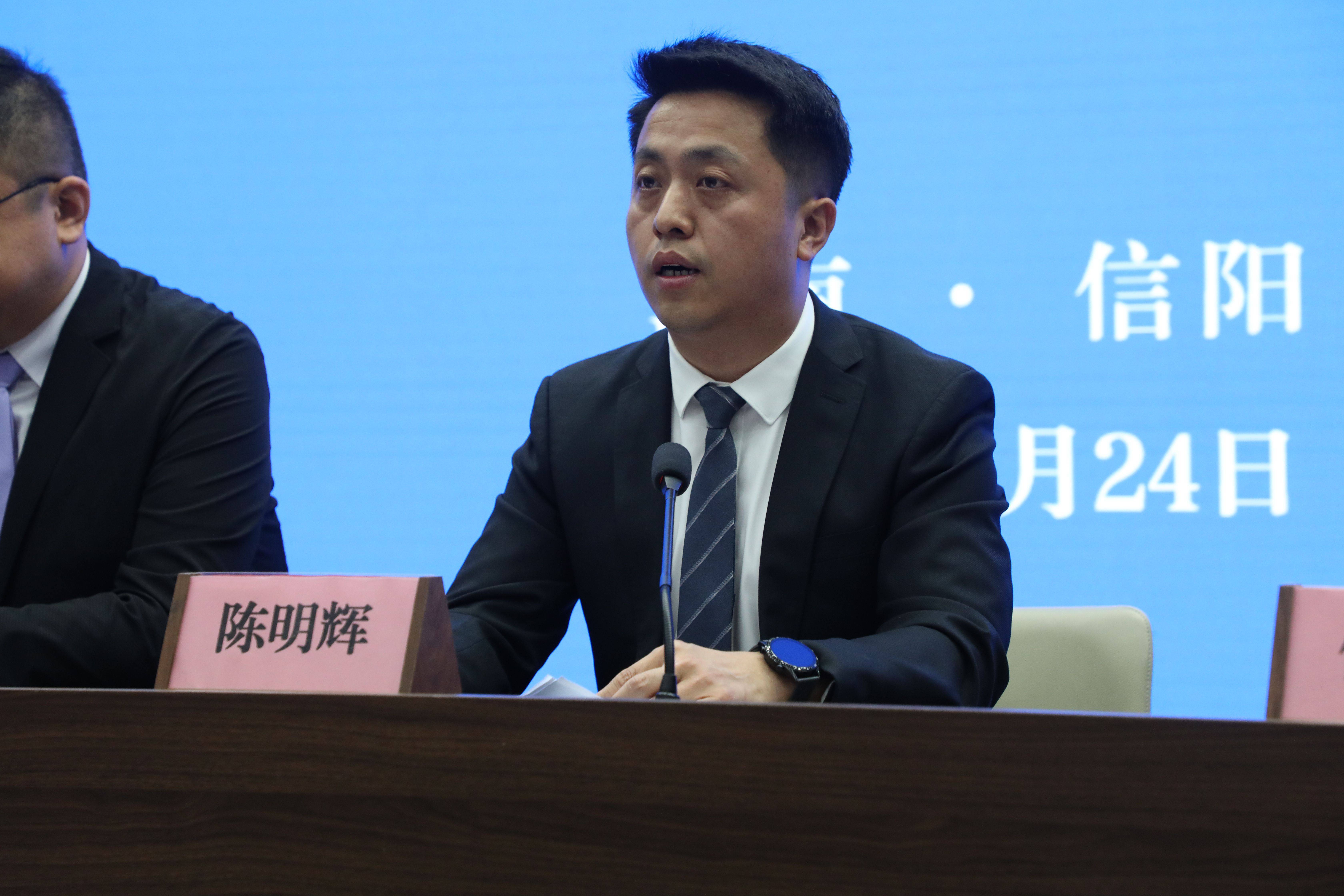 图为河南省信阳市浉河区政府副区长陈明辉河南省信阳市浉河区政府副