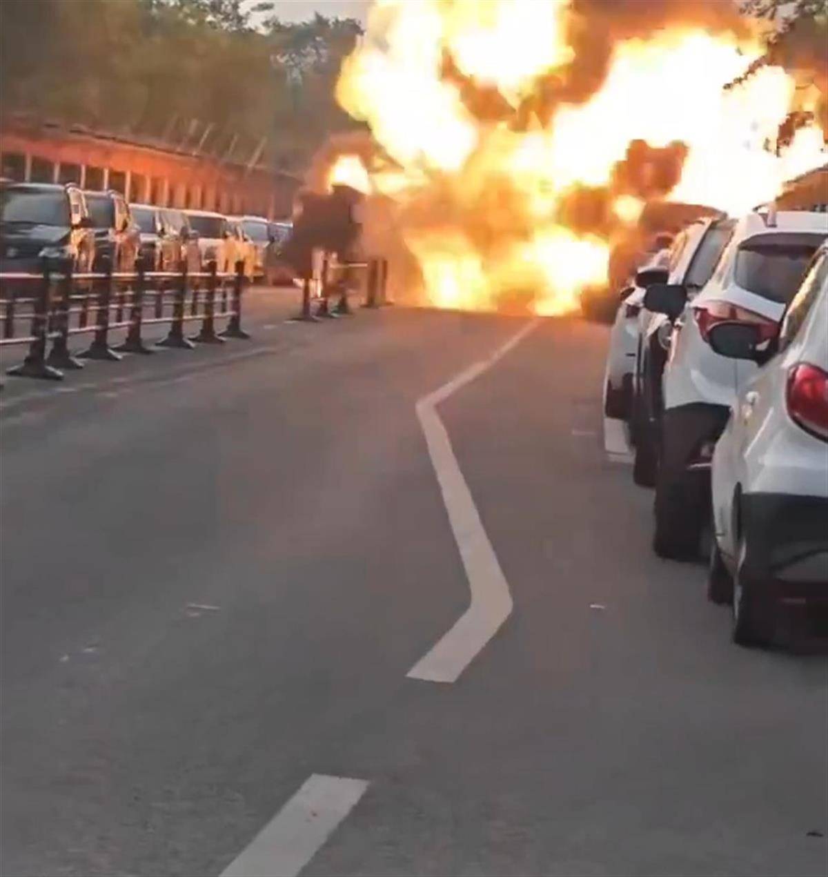 南京浦口一车辆爆燃，当地：事发小路上，无人员伤亡