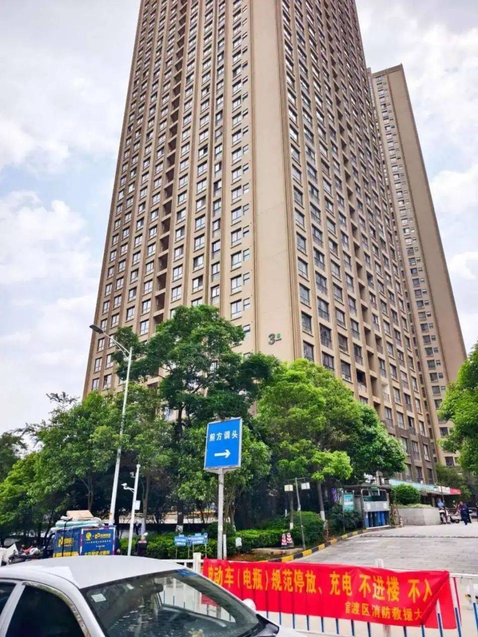 太吓人！小区电梯突然从40楼直降负4楼，多方回应→