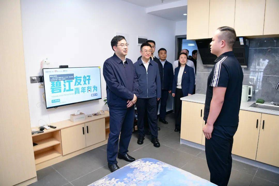 市委副书记,市委政法委书记史麒麟参加调研并主持座谈会,市领导侯刚