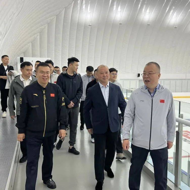 国家体育总局群体司司长丁东调研重庆之丘国际冰上运动中心_冰雪_冰场_速滑