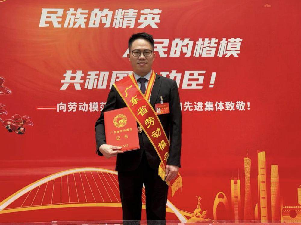 作为岭南工艺美术年轻一代的佼佼者,他先后荣获2020年广东省五一劳动